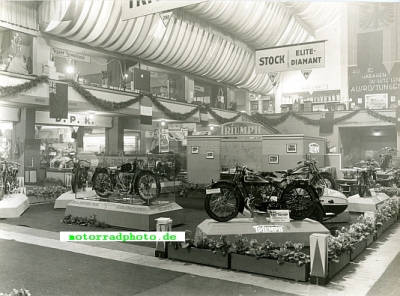 Triumph TWN Motorcycle Photo Stand on the Motorcycle Show 1928  twn-f045