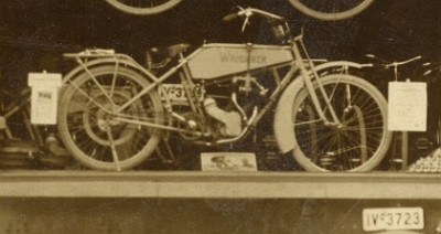 Preview: Motorrad Automobil Werkstatt Foto Wandererhändler  um 1918   we-f19 Preview: Motorrad Automobil Werkstatt Foto Wandererhändler  um 1918   we-f19