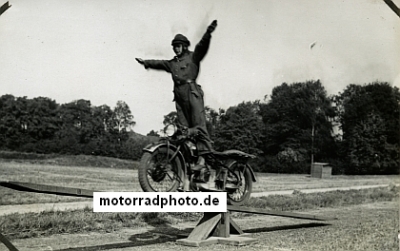 BMW Motorrad Foto R 42 RW/Polizei Akrobatik Truppe 1928  bmw-mf103