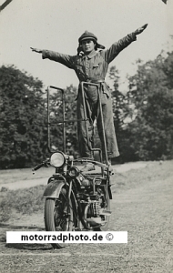 BMW Motorrad Foto R 42 RW/Polizei Akrobatik Truppe 1928  bmw-mf105