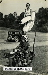 BMW Motorrad Foto R 42 RW/Polizei Akrobatik Truppe 1928  bmw-mf107