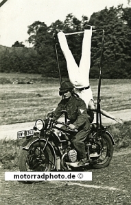 BMW Motorrad Foto R 42 RW/Polizei Akrobatik Truppe 1928  bmw-mf108