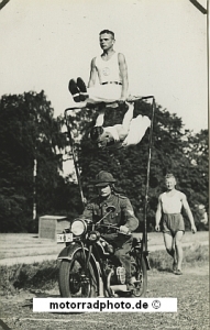 BMW Motorrad Foto R 42 RW/Polizei Akrobatik Truppe 1928  bmw-mf110