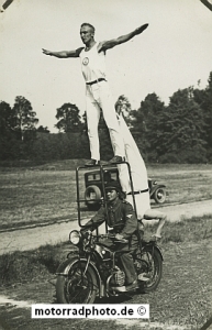 BMW Motorrad Foto R 42 RW/Polizei Akrobatik Truppe 1928  bmw-mf114