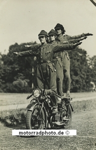 BMW Motorrad Foto R 42 RW/Polizei Akrobatik Truppe 1928  bmw-mf117