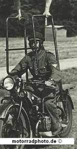 Preview: BMW Motorrad Foto R 42 RW/Polizei Akrobatik Truppe 1928  bmw-mf118